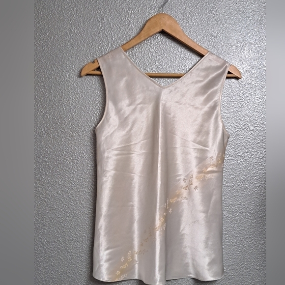 Patal Cream Sleeveless Blouse With Embossed Design - Picture 3 of 3